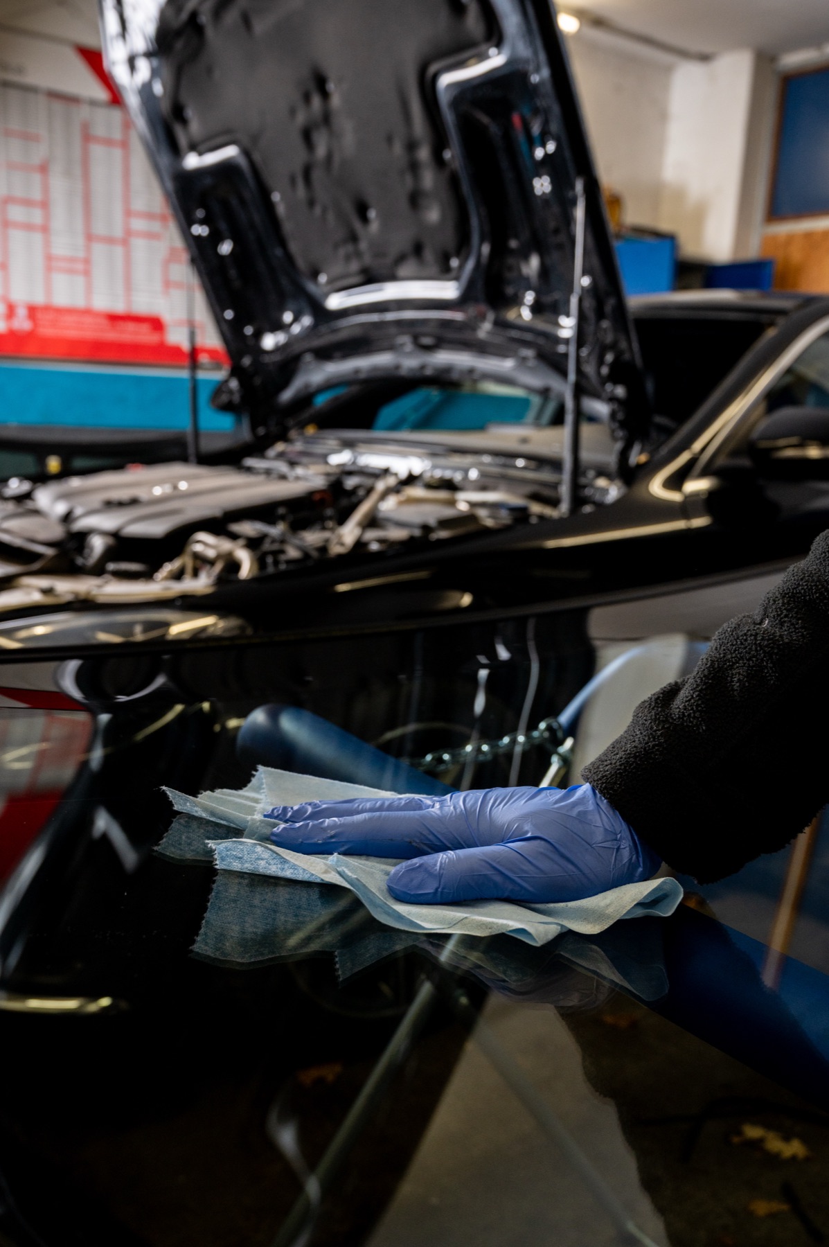 Arbeit in der Werkstatt von KFZ Duran in Kraiburg